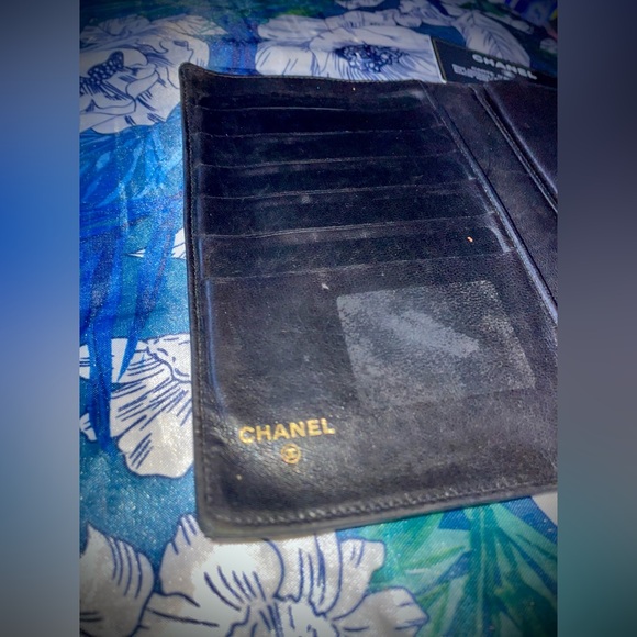 CHANEL Authentic Lambskin Wallet - Picture 8 of 11